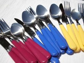 SET DE 24 COUVERTS FUN Manche Polypropyl&egrave;ne: JAUNE 