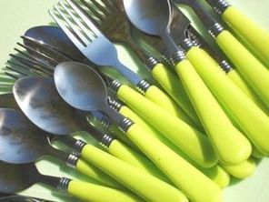 SET DE 24 COUVERTS FUN Manche Polypropyl&egrave;ne: VERT ANIS 